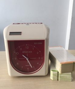 Máy chấm công RJ-3300A là thiết bị lý tưởng cho doanh nghiệp có quy mô từ 50–500 nhân viên, đặc biệt trong lĩnh vực sản xuất, nhà máy hoặc công ty chia nhiều ca làm việc. Máy hoạt động theo cơ chế in kim trực tiếp lên thẻ giấy, kết hợp với khả năng phân biệt giờ làm bằng 2 màu đỏ – đen rõ ràng.